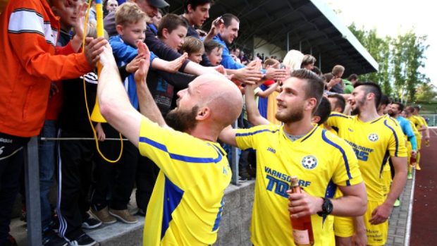 Fotbalisté Varnsdorfu oslavují s diváky postup do první ligy