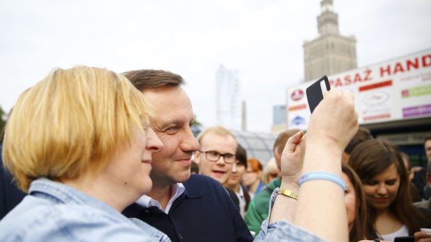 První den po volbách  děkoval vítěz Andrzej Duda voličům v centru Varšavy a fotografoval se s nimi