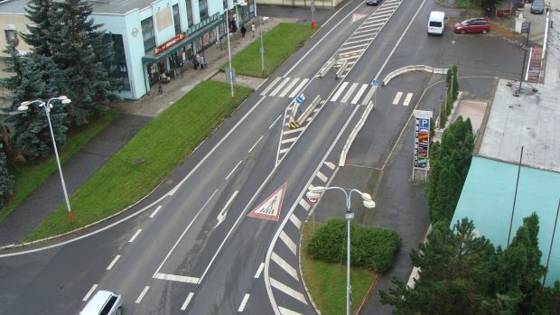 Silnice R6 vede přímo centrem Lubence