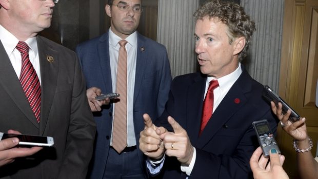 Senátor Rand Paul odpovídá na otázky reportérů
