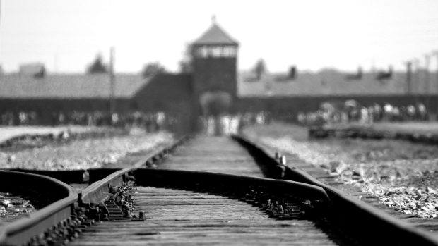 Za popírání holocaustu musí politik navštívit koncentrační tábory