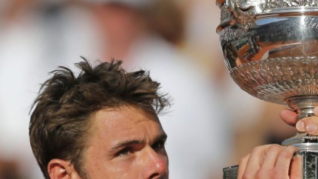 Švýcar Stan Wawrinka s trofejí pro vítěze mužské dvouhry na Roland Garros