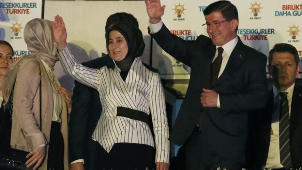 Předseda vítězné AKP, úřadující premiér Ahmet Davutoglu, slaví se ženou Sare