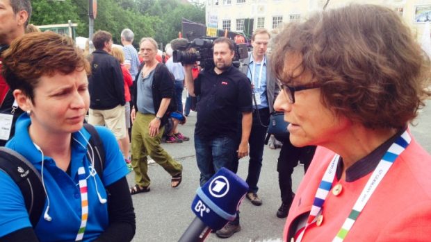 Klidnější a menší, než se čekalo, byly protesty proti summitu G7 v Elmau. Většina demonstrantů už je doma. Podrobnosti od Vojtěcha Bergera