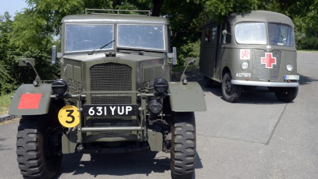 Štábní automobil Humber a sanitka