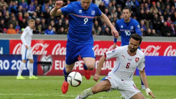 Tomáš Sivok nedosáhl na špatnou přihrávku Váchy, míč získal Sigthórsson (9) a vstřelil vítězný gól