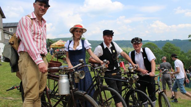 V Příchovicích se jela spanilá jízda Cyklostezkou Járy Cimrmana. Cyklisté na historických kolech