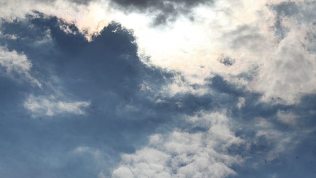 Slunce skyté za mraky