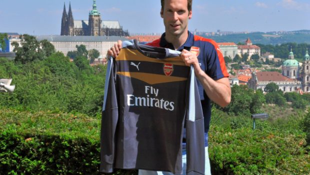 Petr Čech s dresem svého nového zaměstnavatele, londýnského Arsenalu