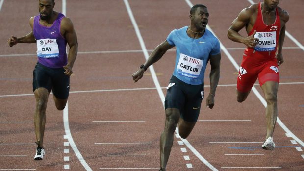 Justin Gatlin (v modrém) ovládl v Lausanne s přehledem závod na 100 metrů