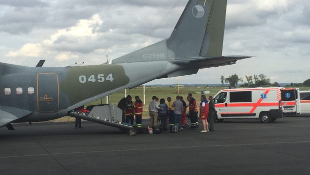 Letadlo Casa s 9 ukrajinskými pacienty přistálo navečer v Praze