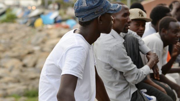 Migranti se pokoušejí dostat do Francie. Některým se to povede napoprvé, jiní to musí zkoušet opakovaně