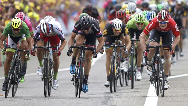 André Greipel (vpravo) ujíždí vstříc dalšímu etapovému vítězství