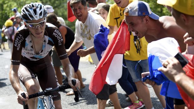 Romain Bardet si dojel pro první etapové vítězství na Tour de France