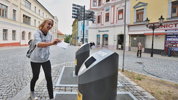 Město Písek převzalo od sdružení Arnika ocenění Odpadový Oskar za jeden z nejinspirativnějších systémů odpadového hospodářství v Česku. Na snímku jsou koše se systémem podzemních sběračů odpadu v centru města. Nenápadné zařízení nahradí devět kontejnerů