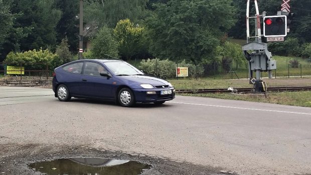 Červená světla nerespektoval řidič na přejezdu trati z Ústí nad Orlicí do Letohradu (snímek byl pořízen 28. 7. 2015 ráno)