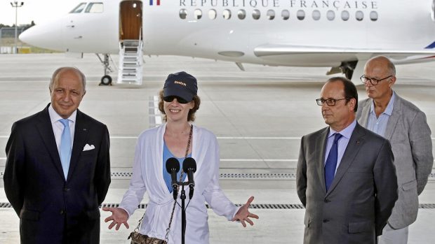Isabelle Primeovou přivítal na letišti prezident Francois Hollande