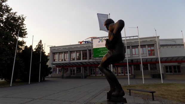 Tipsport arena, socha, Zdeněk Němeček. Pardubice