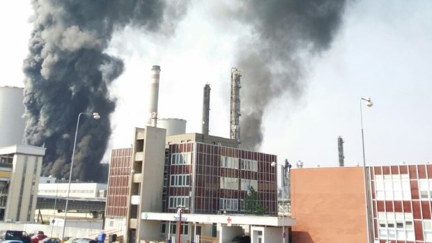 V areálu chemičky Unipetrol od rána hoří