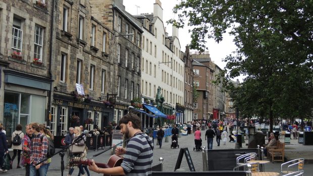 Na festivalu ve skotském Edinburghu nejde jen o pobavení publika, ale hlavně o zisk kontaktů