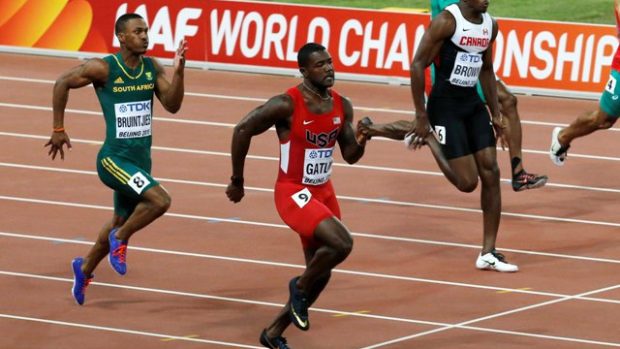 Justin Gatlin předvedl nejrychlejší výkon rozběhů. Stovku zvládl za 9,83.JPG