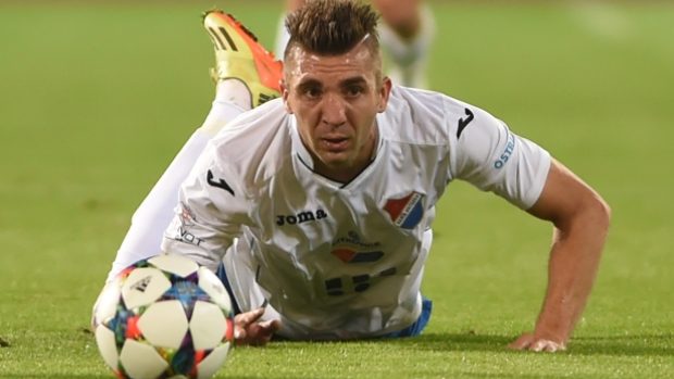 Davor Kukec zoufale sleduje unikající míč. Podobné jsou i vyhlídky celého Baníku