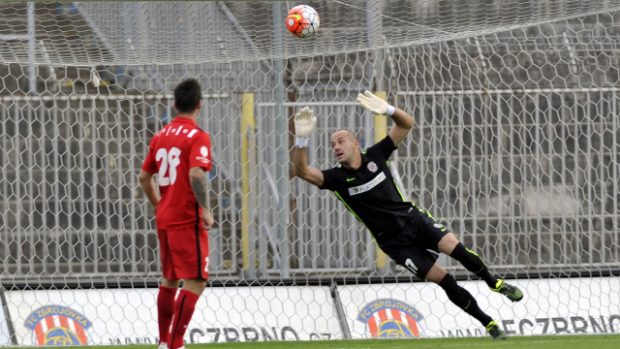 Brněnský brankář Martin Doležal inkasuje první gól v utkání s Jabloncem