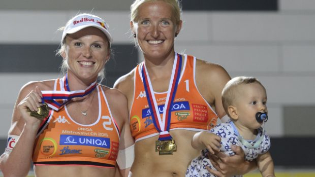 Mistryně republiky v beachvolejbalu Kristýna Kolocová a Hana Skalníková