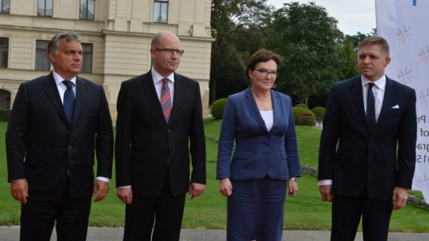 Premiéři zemí visegrádské čtyřky (zleva) maďarský premiér Viktor Orbán, český premiér Bohuslav Sobotka, polská premiérka Ewa Kopaczová a slovenský premiér Robert Fico
