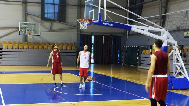 Jiří Welsch (č. 9) a Luboš Bartoň (v bílém) mají v Lotyšsku jednu z posledních možností jak si zahrát spolu