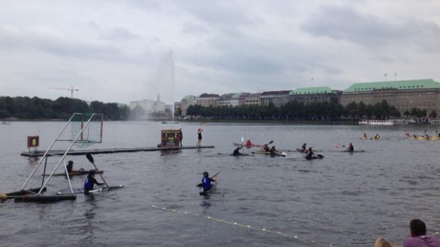 Kanoepolo na exhibici v Hamburku