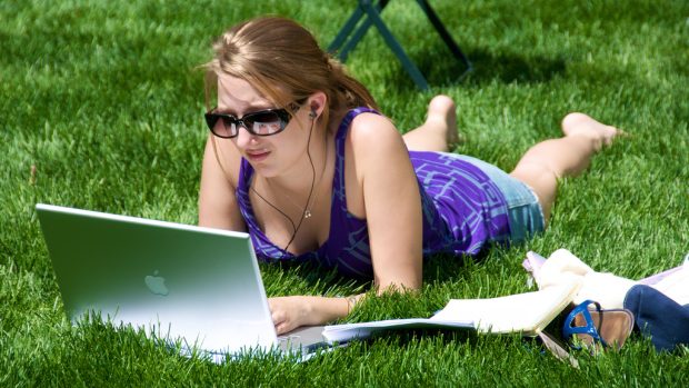 notebook, studentka, heslo, apple, v parku