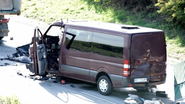 Při srážce nákladního auta a dodávky na dálnici D1 u Rousínova na Vyškovsku zahynulo pět lidí a tři byli zraněni