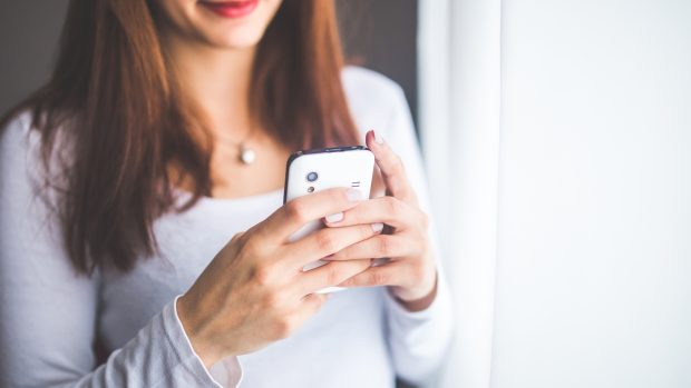žena - smartphone - technologie - chat