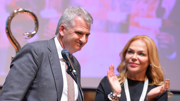 Americký historik Timothy Snyder se svatovojtěšskou berlou pro laureáta ceny Vize 97. Tu mu v Praze předala bývalá první dáma ČR Dagmar Havlová (vpravo)