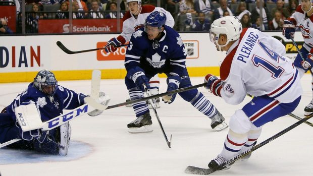Český centr Tomáš Plekanec v nočním utkání na ledě Toronto Maple Leafs