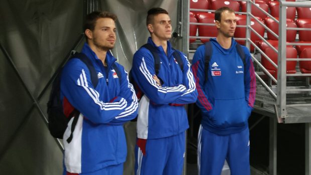 Petr Michálek (uprostřed) s Danielem Pfeiferem a Kamilem Barankem těsně před prohraným utkáním s Bulharskem