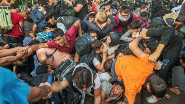 Soutěž Czech Press Photo vyhrál snímek s uprchlíky na maďarsko-­srbské hranici