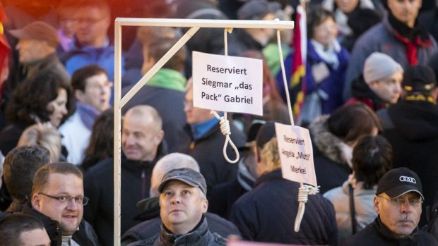 Maketa šibenice se jménem německé kancléřky Angely Merkelové a vicekancléře Sigmara Gabriela na demonstraci hnutí Pegida v Drážďanech