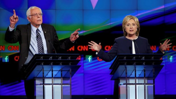 Senátor Bernie Sanders a exministryně zahraničí Hilary Clintonová v televizní debatě demokratických kandidátů na prezidenta USA, která se konala v Las Vegas