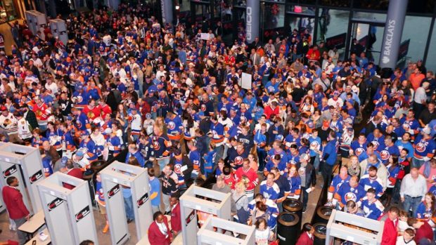 Hokejoví fanoušci přicházejí na zápas New York Islanders s Chicago Blackhawks