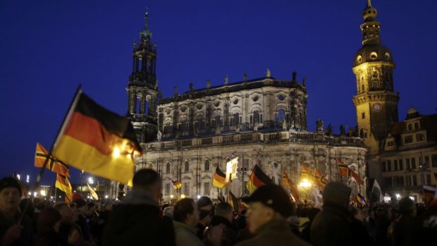 Demonstrace proti imigraci v Drážďanech pořádaná hnutím Pegida (12. 10. 2015)