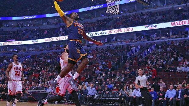 LeBron James smečuje v úvodním utkání NBA