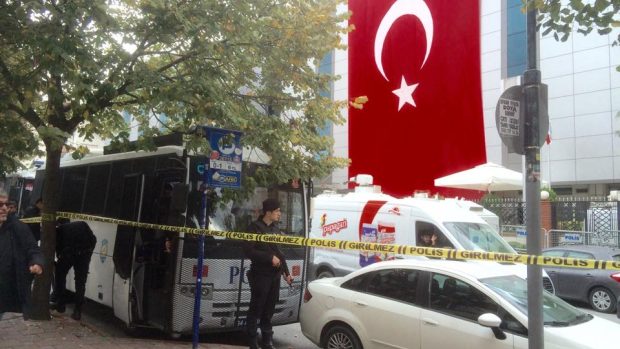 Před sídlem obsazené soukromé televize postávají ozbrojení policisté