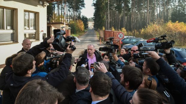 Ministr Milan Chovanec (uprostřed) a ministryně Michaela Marksová (uprostřed vpravo) si prohlédli zařízení pro uprchlíky v Bělé pod Bezdězem na Mladoboleslavsku