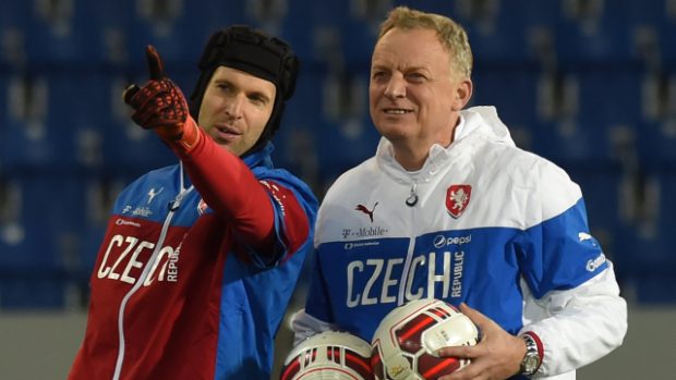 Kapitán Petr Čech (vlevo) na tréninku českých fotbalistů 12. listopadu v Ostravě před přípravným utkáním se Srbskem