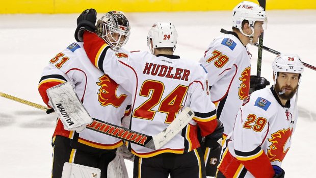 Útočník Jiří Hudler gratuluje gólmanovi Calgary k výhře po utkání ve Washingtonu