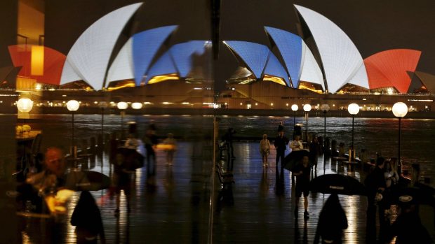Operu v Sydney se zbarvila do bílé, modré a červené
