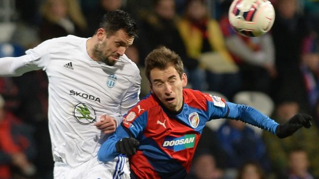 Utkání 14. kola první fotbalové ligy Viktoria Plzeň - FK Mladá Boleslav 21. listopadu v Plzni. Lukáš Magera (vlevo) z Boleslavi a Tomáš Hořava z Plzně.