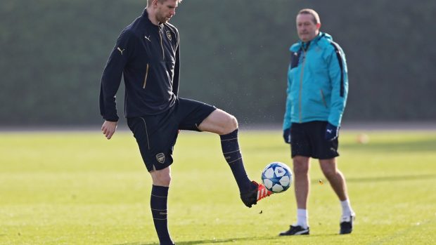 Fotbalista Arsenalu Per Mertesacker (vlevo) při tréninku